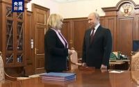 俄罗斯中央选举委员会主席亲自颁发总统证给普京