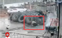 工人给轮胎充气突发爆炸 人被炸飞多处受伤