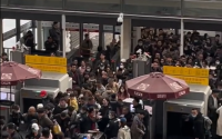 上海火车站回应旅客冲卡事件，确保旅客有序出行