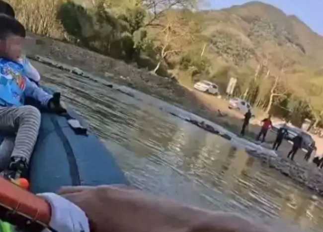 朝皮划艇游客扔石头的员工被开除