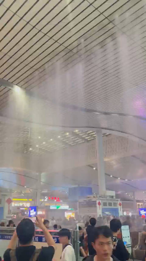 长沙南站漏雨变“水帘洞” 强降雨致瞬时积水