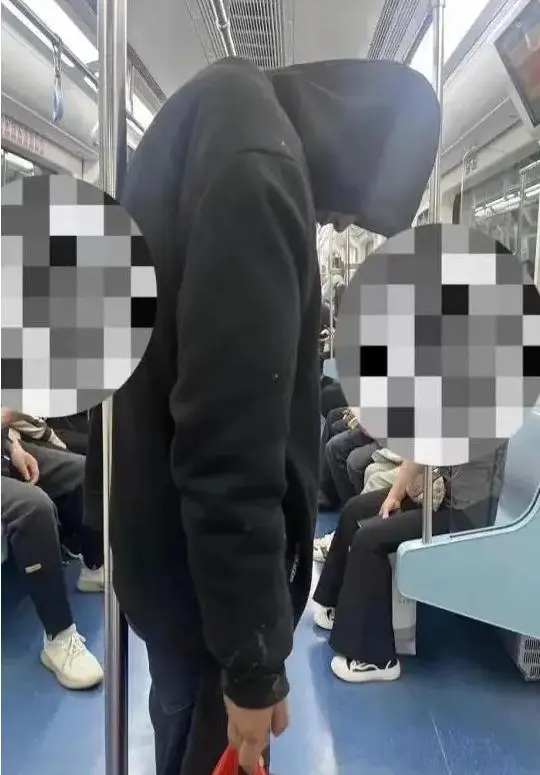 西安地铁现神秘黑衣男子：举止怪异 身上味道特别大