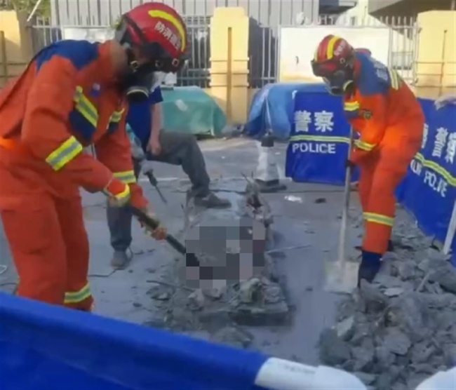 网络视频引发关注：警方和消防疑似在水泥块中挖出尸体