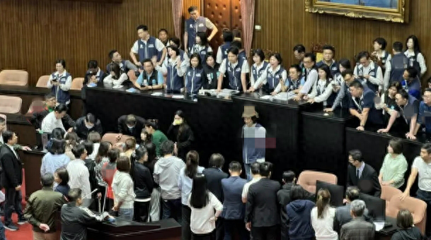 台湾蓝白政党围攻立法机构，肢体冲突引发混乱