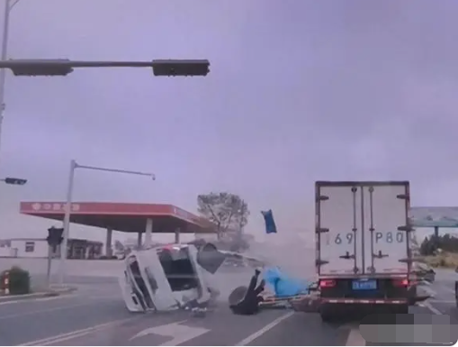 大连救护车与小车相撞致2死1伤 事故现场惊险视频曝光