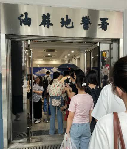 内地游客热捧香港警局打卡，港风情怀依旧 第3张