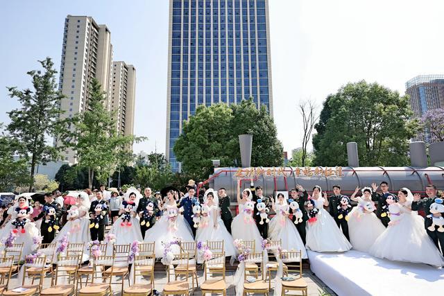 520当天四川结婚登记人数创新高，公园式婚姻登记成新宠 第1张