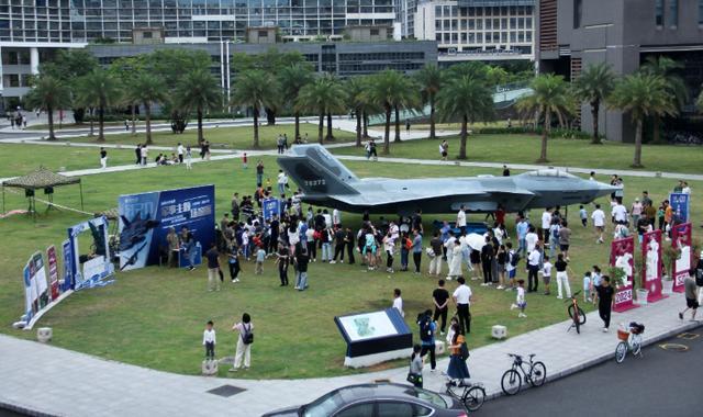 深圳大学举办国防教育活动，展示歼20战机模型引热议