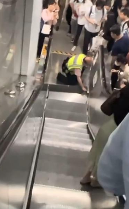 上海地铁14号线大世界站扶梯故障事件：男乘客鞋子被夹住 无人员受伤
