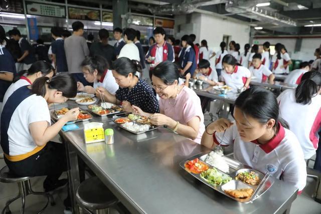 珠海57所学校取消教职工食堂 师生将同餐同菜同价 第1张