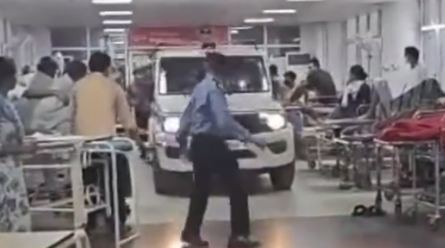 印度一男护涉嫌猥亵女医生 警察开车进病房逮捕嫌犯 第1张