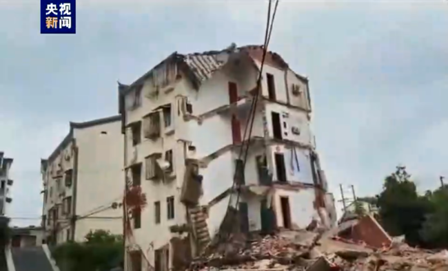 安徽居民楼坍塌事故有人员失联 紧急救援进行中 第1张