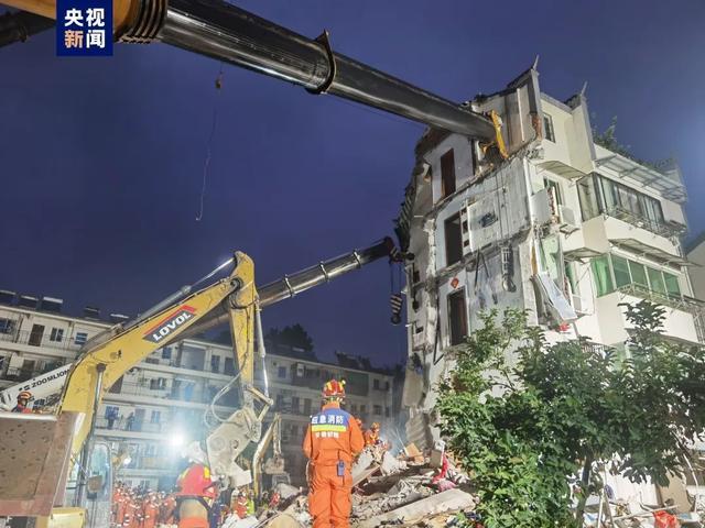 安徽铜陵居民楼坍塌4人遇难 12岁女孩重伤救治中 第1张