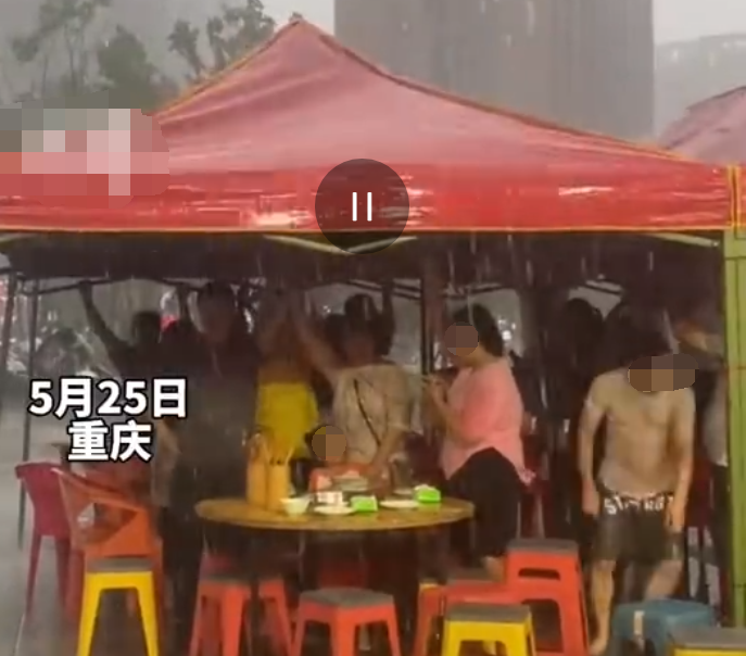 重庆暴雨天餐馆惊现暖心一幕 顾客撑雨棚老板免单 第1张