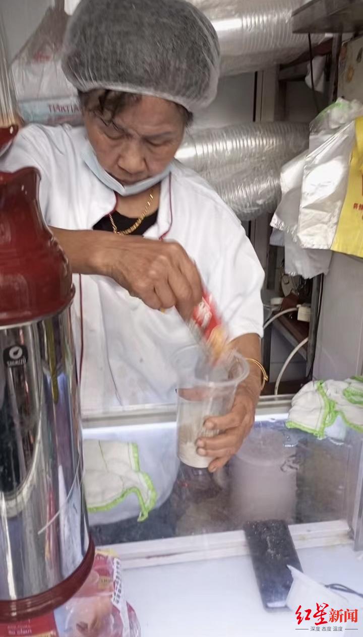 红星深度：73岁老太走红背后的流量奇观 杯子 南京 甘蔗汁 咖啡粉 热水壶 速溶咖啡 咖啡阿姨 第1张