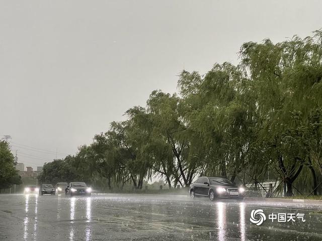 北京暴雨大风齐发预警，市民加强防范