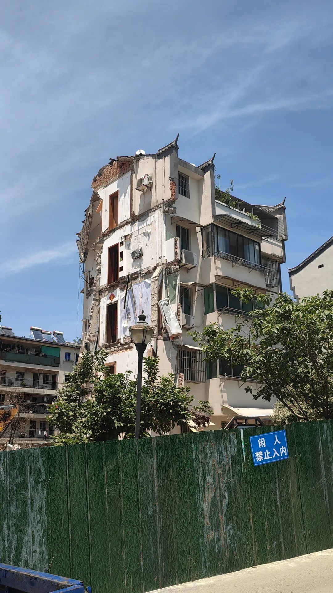 安徽一居民楼坍塌：老旧小区脆弱结构，住户称“连物业都没有” 第4张