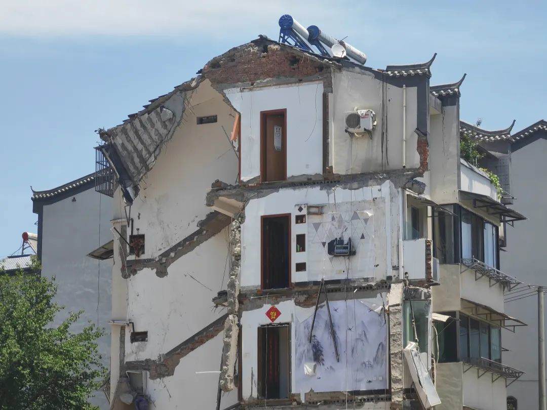 安徽一居民楼坍塌：老旧小区脆弱结构，住户称“连物业都没有” 第1张