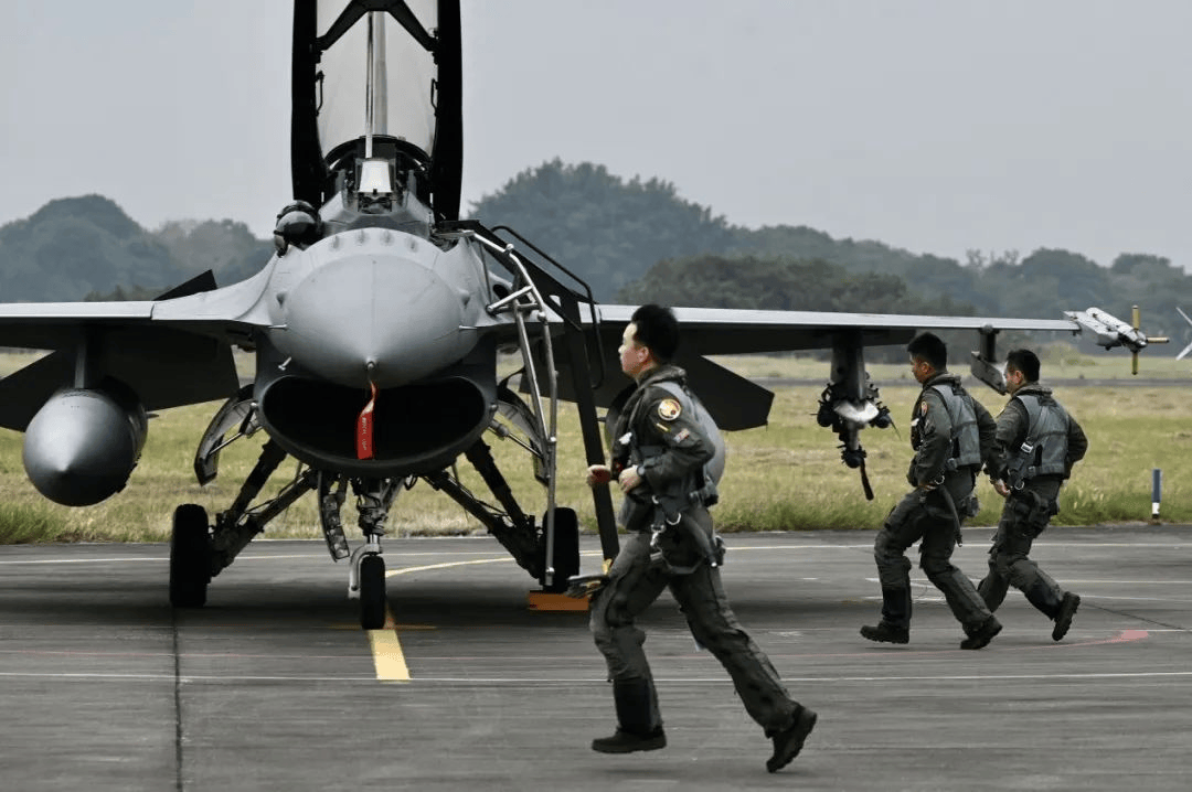 台湾F-16“锁定”解放军歼-16？外网视频曝光真相！ 第22张