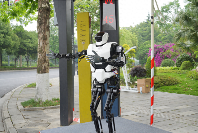 绵阳造“夸父”4.0惊喜上线，人形机器人产业化加速 夸父 绵阳市 人工智能 智能机器人 人形机器人 第1张
