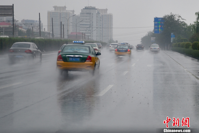 高考首日北京雨水来袭，考生需防雷避雨
