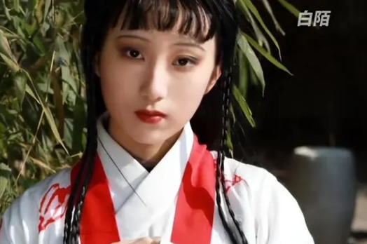 17岁女孩撞脸87版《红楼梦》中的林黛玉，备战艺考学表演走红网络 第1张