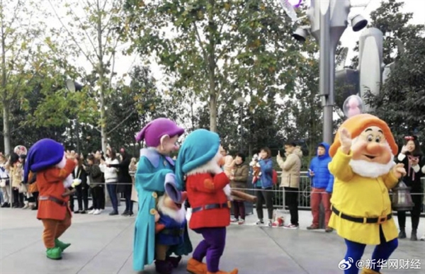 上海迪士尼新年卡价格下调引发争议，游客疑惑度假区是否涨价 第1张