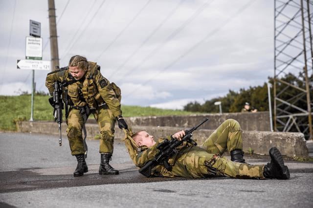 北欧战争爆发？挪威男女兵混编军队出现俄罗斯的首次杀伤 第18张