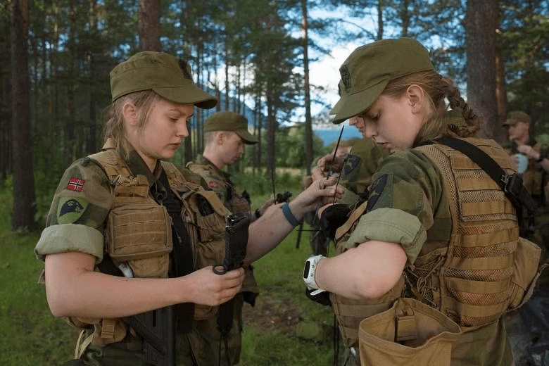 北欧战争爆发？挪威男女兵混编军队出现俄罗斯的首次杀伤 第19张