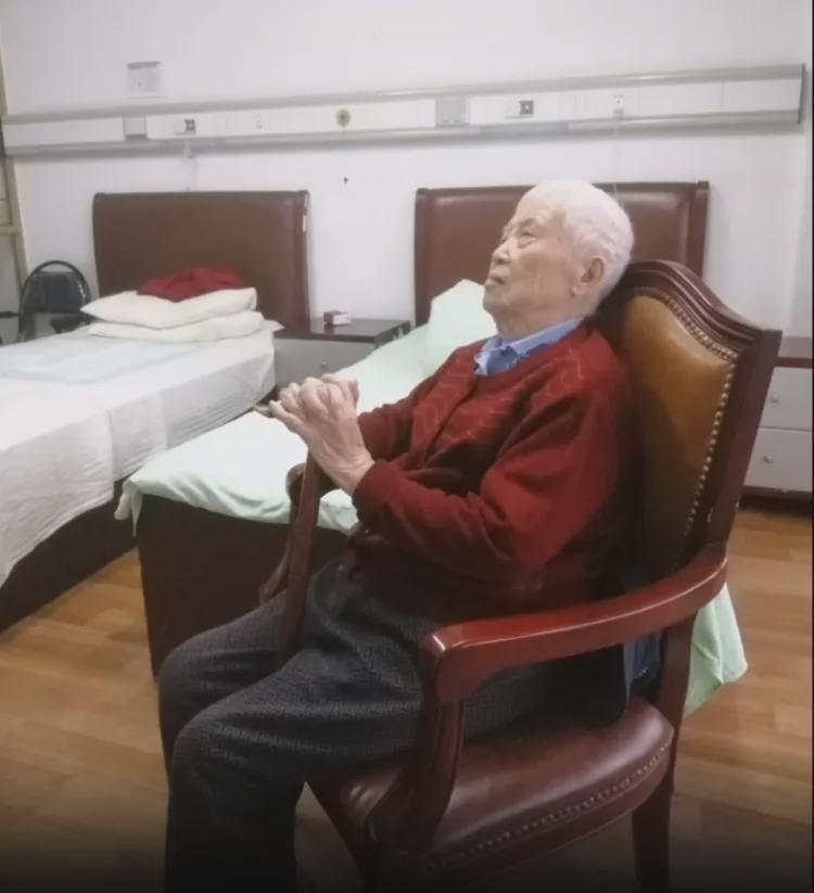 74岁上海作家，和98岁母亲一起住养老院：家里没电梯，上上下下都吃不消……邻居慕了！ 第2张