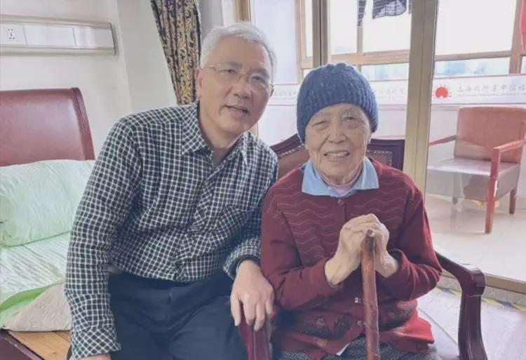 74岁上海作家，和98岁母亲一起住养老院：家里没电梯，上上下下都吃不消……邻居慕了！ 第1张