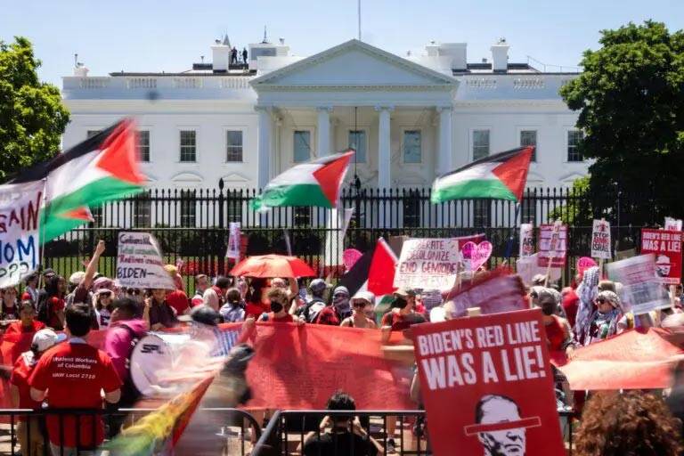 “拜登不划红线，我们划！”美国爆发支持巴勒斯坦集会，“民众红线”包围白宫 第2张