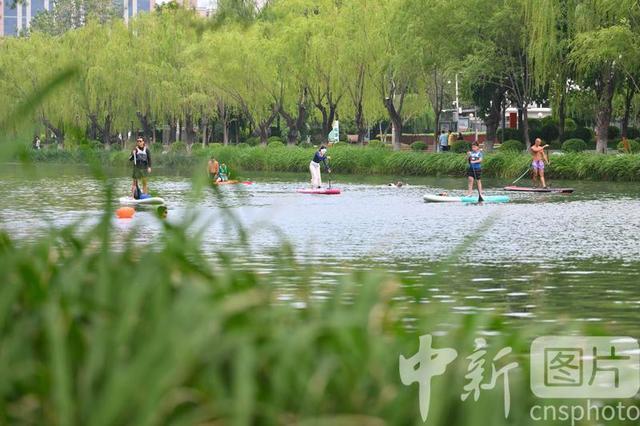 北京市民热夏寻凉 亮马河成消暑胜地