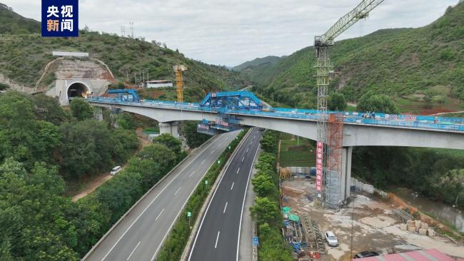 渝昆高铁云南段首座大桥成功合龙，银昆高速公路顺利通车 第1张