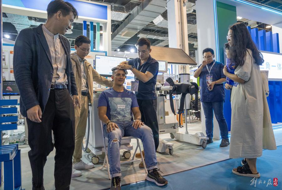 仿人机器人、电动垂直起降飞行器、医疗康复设备…上交会汇聚全球顶尖创新技术 第5张