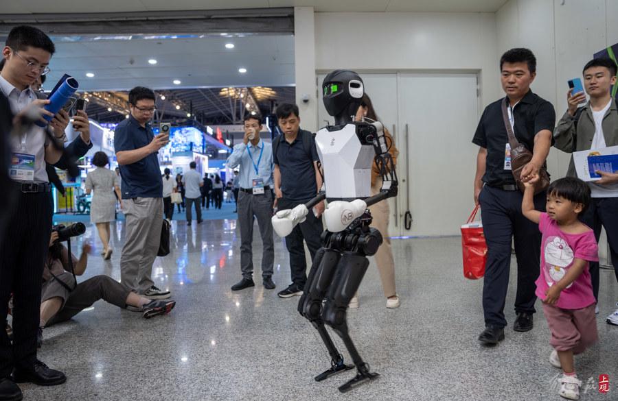 仿人机器人、电动垂直起降飞行器、医疗康复设备…上交会汇聚全球顶尖创新技术 第3张