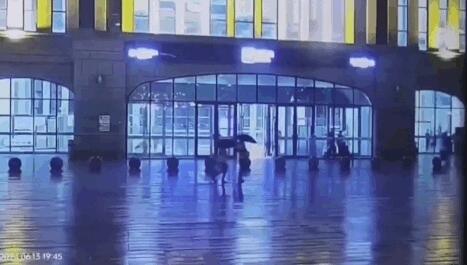 锦州北站2名撑伞男子疑遭遇雷击：两人瞬间倒地