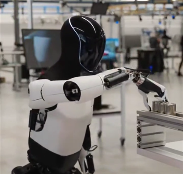 马斯克宣布：特斯拉工厂将有数千个机器人员工！