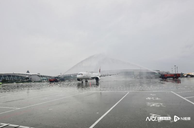 刚刚，国产大飞机C919落地广州！水门仪式迎接！ 第1张
