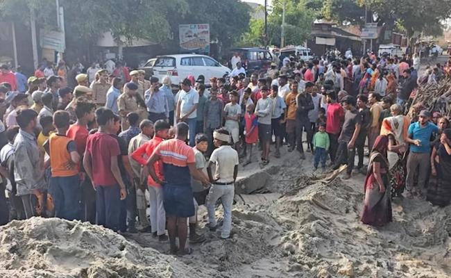 印度一沙车转弯翻覆，9人被活埋8人不幸身亡！
