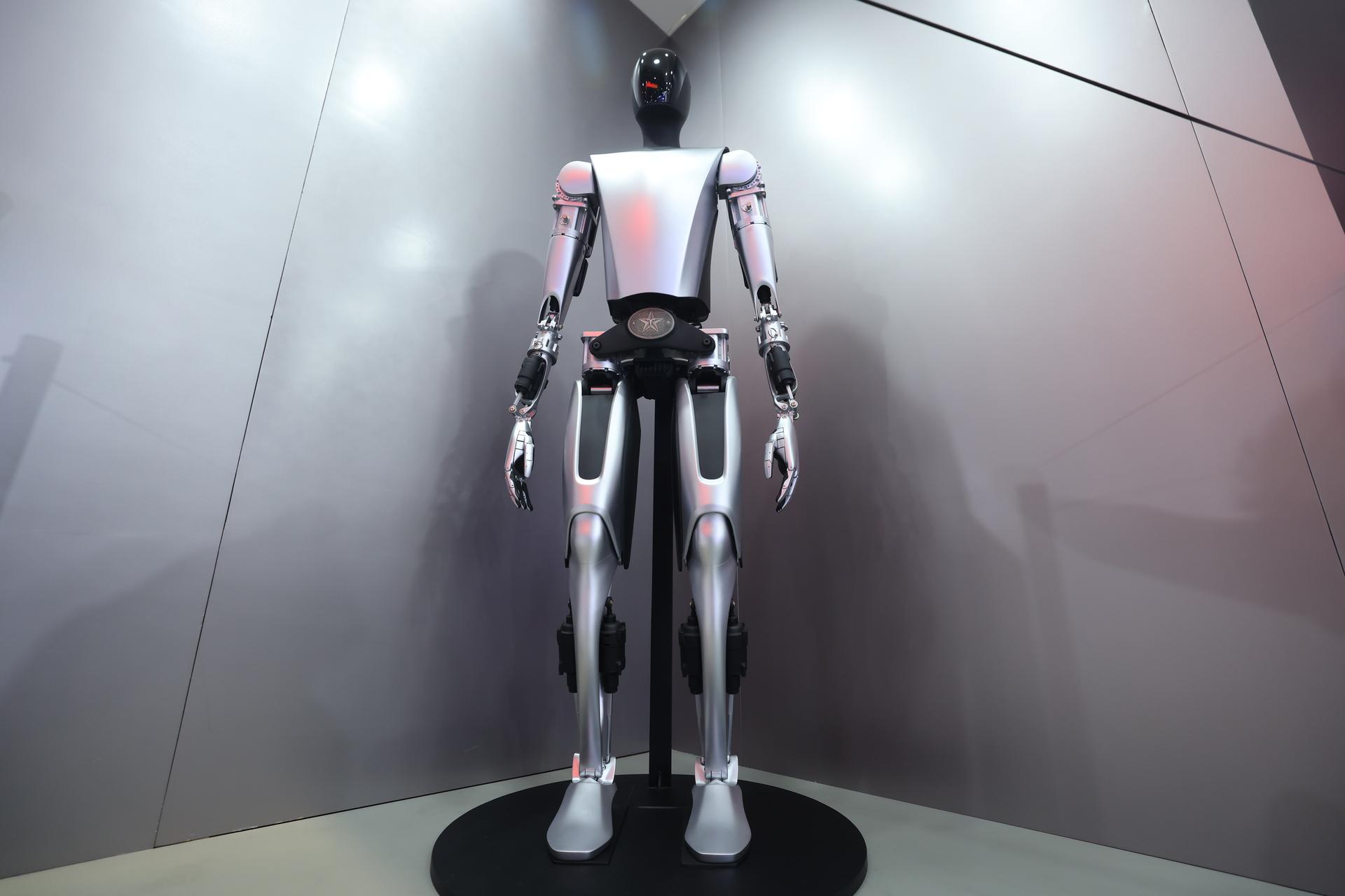 马斯克称明年特斯拉将有上千台Optimus，车厂为何成人形机器人落地首站？ 第1张