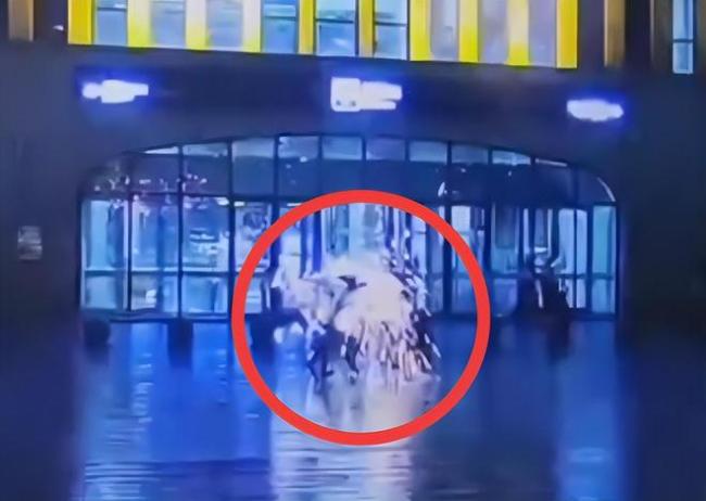 锦州北站两名撑伞男子遭遇雷击，幸存无生命危险！ 第1张