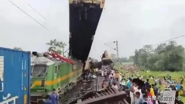 ****印度西孟加拉邦列车相撞致5死25伤！救援行动全面展开**