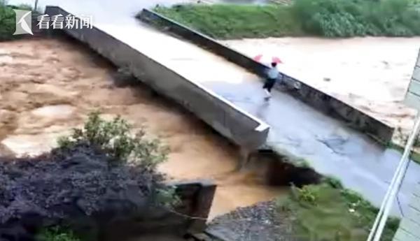 惊险！女子刚过桥，桥梁瞬间被洪水冲塌，生死一瞬间！