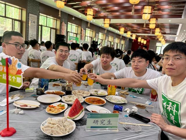 东北农业大学用14万个饺子为毕业生送行，送别饺子里是满满的祝福！