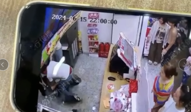 四川广安一店员疑因奶茶下架遭情侣顾客殴打，公安介入调查