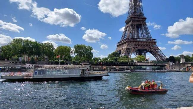 巴黎奥运会盛大开幕式彩排现场震撼呈现：55艘船只在塞纳河行驶