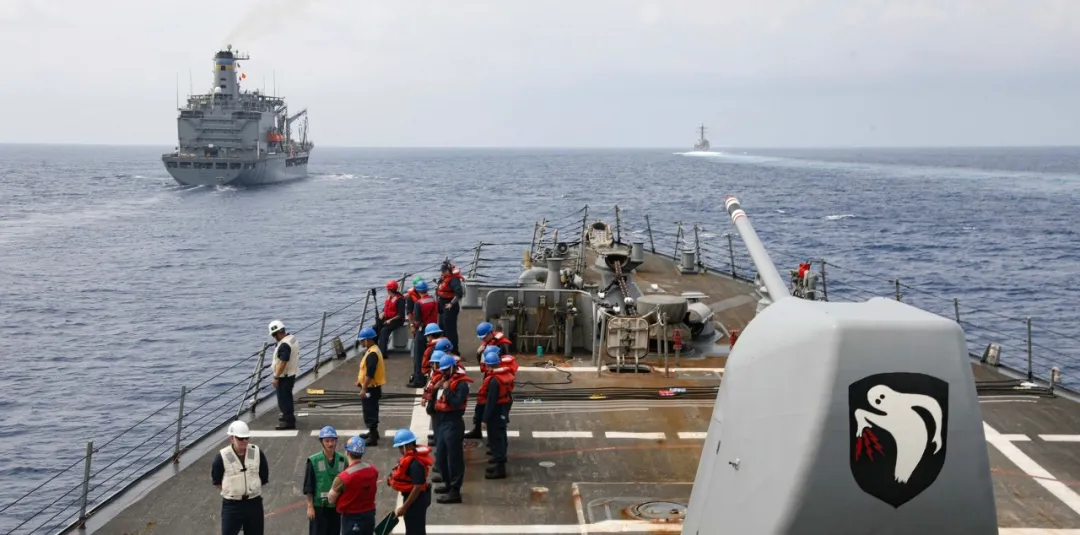 菲方称中国海警在仁爱礁附近登上菲船只缴获枪支 外交部回应 第2张