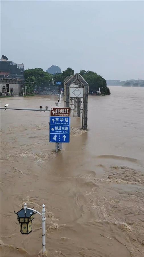 桂林遇1998年以来最大洪水：商户用船接送周边居民，镇上新娘坐消防车出嫁 第1张