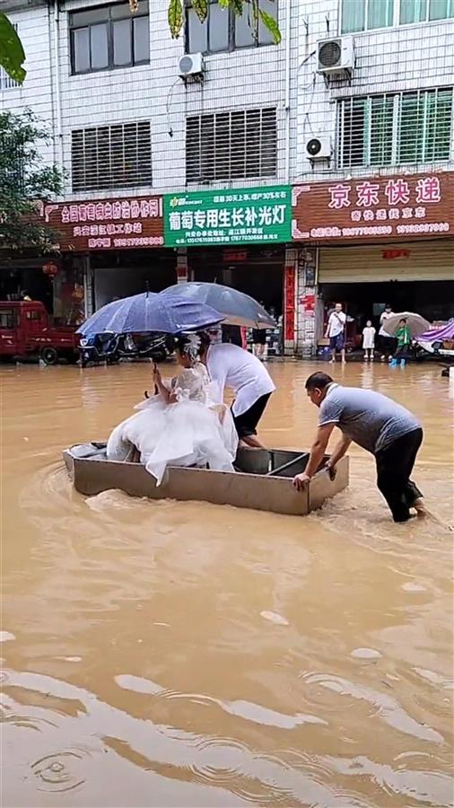桂林遇1998年以来最大洪水：商户用船接送周边居民，镇上新娘坐消防车出嫁 第2张
